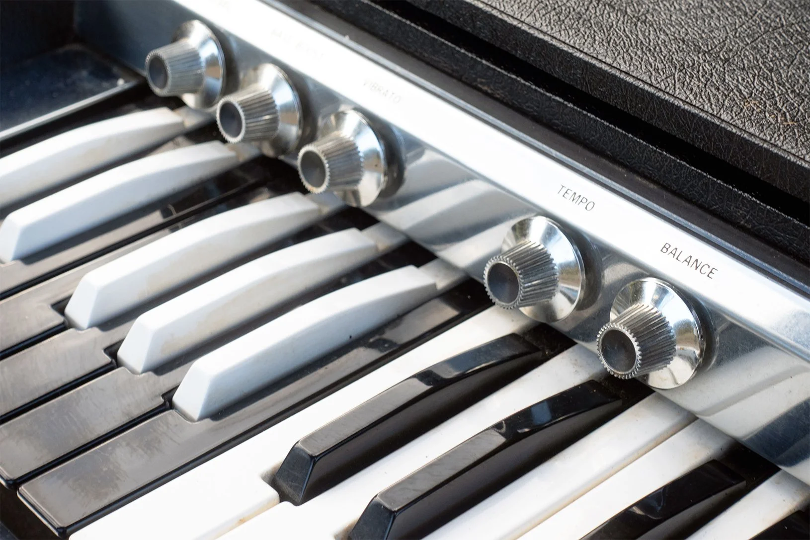 Organs — Vintage keyboard shop — Tropical Fish